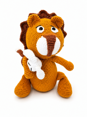 Lion mignon et son doudou
